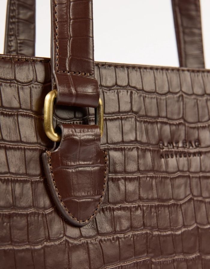 O MY BAG Blair Croco Large Chocolate – elegante Croco-Ledertasche mit Laptopfach und Crossbody-Riemen.
