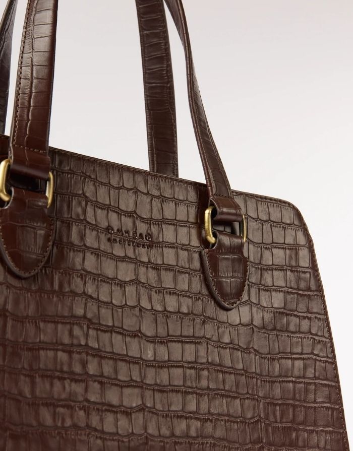 O MY BAG Blair Croco Large Chocolate – elegante Croco-Ledertasche mit Laptopfach und Crossbody-Riemen.
