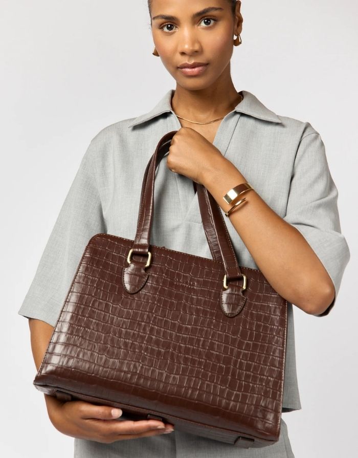 O MY BAG Blair Croco Large Chocolate – elegante Croco-Ledertasche mit Laptopfach und Crossbody-Riemen.