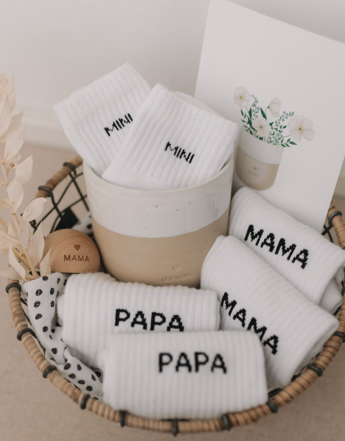 Weiße Babysocken Mini von Eulenschnitt mit schwarzem Schriftzug für Babys im Alter von 3 Monaten