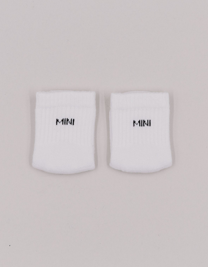 Weiße Babysocken Mini von Eulenschnitt mit schwarzem Schriftzug für Babys im Alter von 3 Monaten