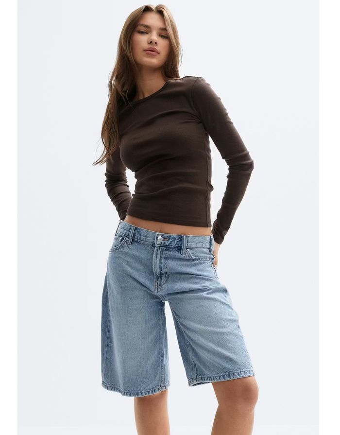 Gina Tricot Denim-Shorts Cold Blue in Baggy-Passform mit hohem Bund und knielangem Schnitt an Model von vorne