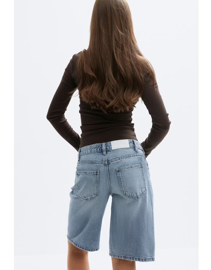  Gina Tricot Denim-Shorts Cold Blue in Baggy-Passform mit hohem Bund und knielangem Schnitt an Model von hinten