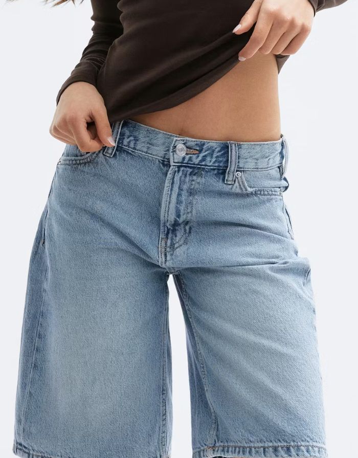Gina Tricot Denim-Shorts Cold Blue in Baggy-Passform mit hohem Bund und knielangem Schnitt an Model von vorne