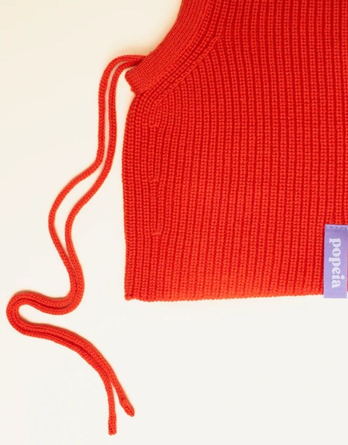 Rote Balaclava aus 100 % Merinowolle von Popeia – warmes und nachhaltiges Winter-Accessoire mit modernem Look