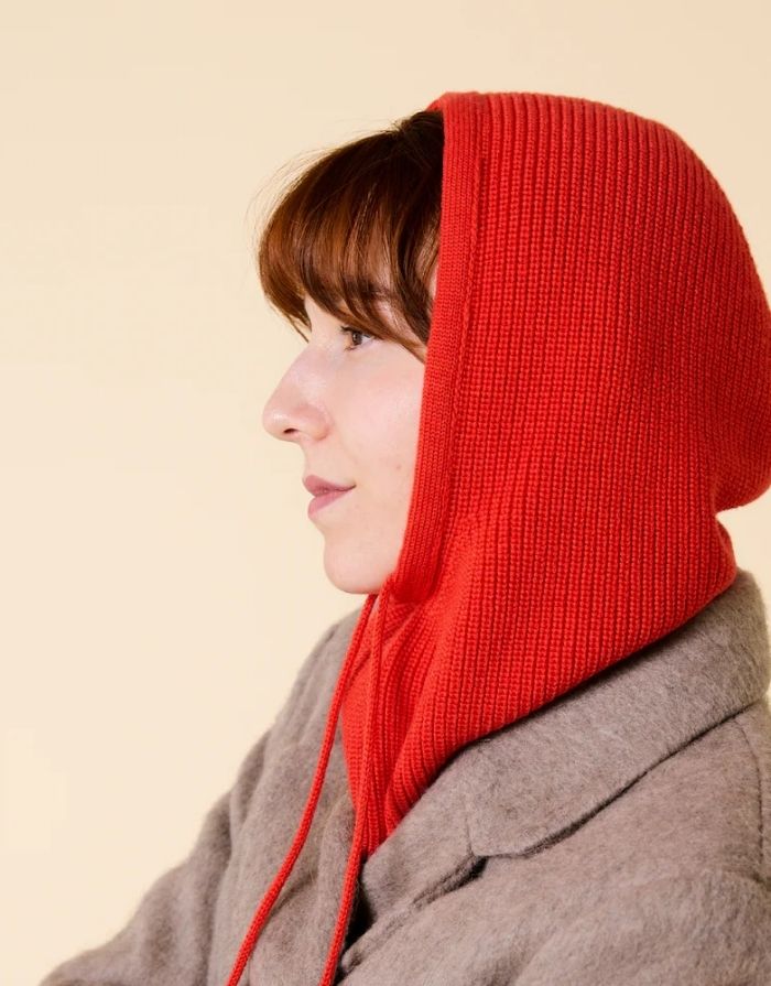 Rote Balaclava aus 100 % Merinowolle von Popeia – warmes und nachhaltiges Winter-Accessoire mit modernem Look