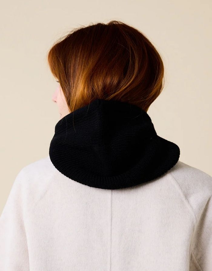 Schwarze Balaclava aus 100 % Merinowolle von Popeia – nachhaltiges Winter-Accessoire, weich, warm und modern
