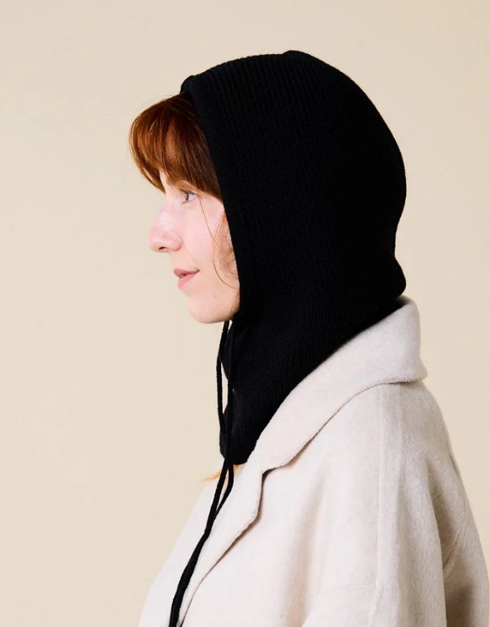 Schwarze Balaclava aus 100 % Merinowolle von Popeia – nachhaltiges Winter-Accessoire, weich, warm und modern