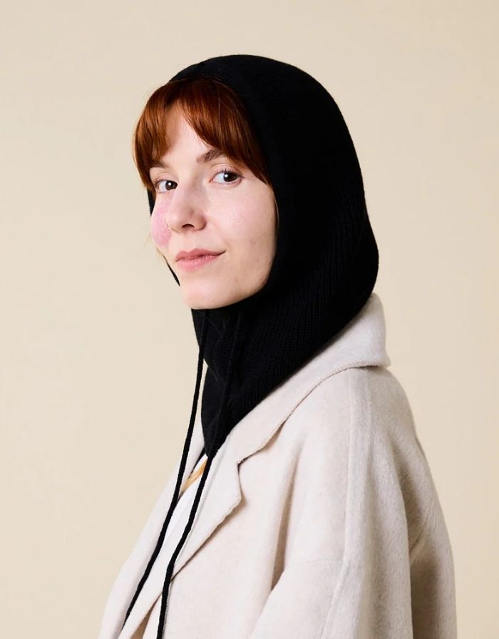 Schwarze Balaclava aus 100 % Merinowolle von Popeia – nachhaltiges Winter-Accessoire, weich, warm und modern