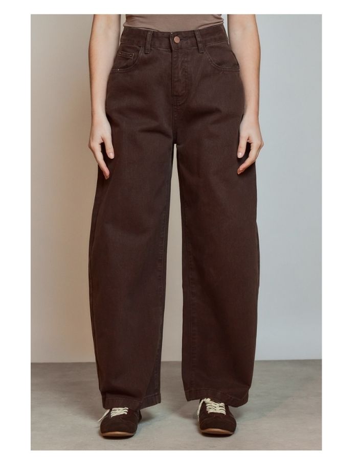 High Waist Barrel Hose in Brown mit weitem Bein und Knopfverschluss.