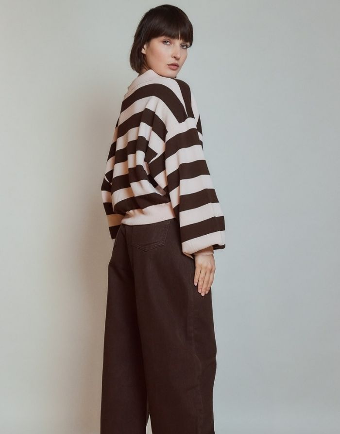 High Waist Barrel Hose in Brown mit weitem Bein und Knopfverschluss.