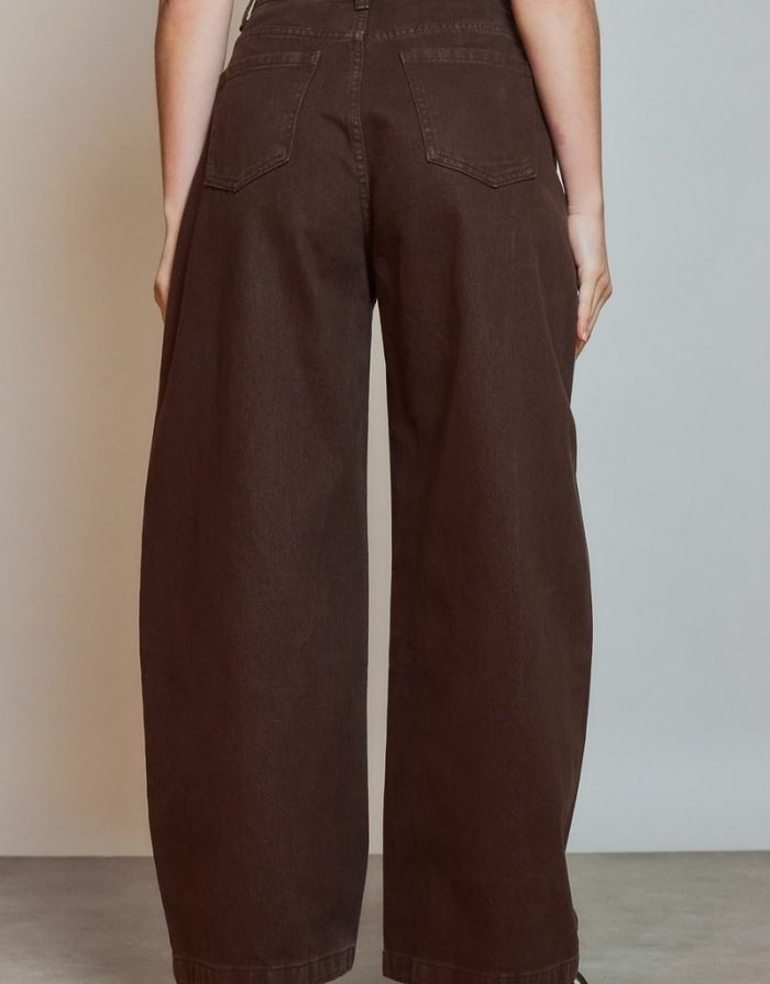 High Waist Barrel Hose in Brown mit weitem Bein und Knopfverschluss.