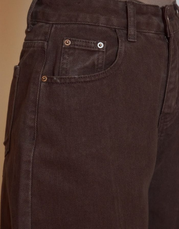 High Waist Barrel Hose in Brown mit weitem Bein und Knopfverschluss.