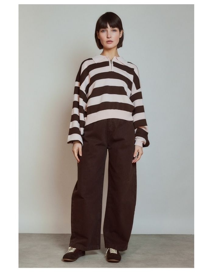 High Waist Barrel Hose in Brown mit weitem Bein und Knopfverschluss.