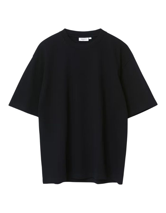Schwarzes Oversize T-Shirt von Gina Tricot mit langer Passform, kurzen Ärmeln und Rundhalsausschnitt.
