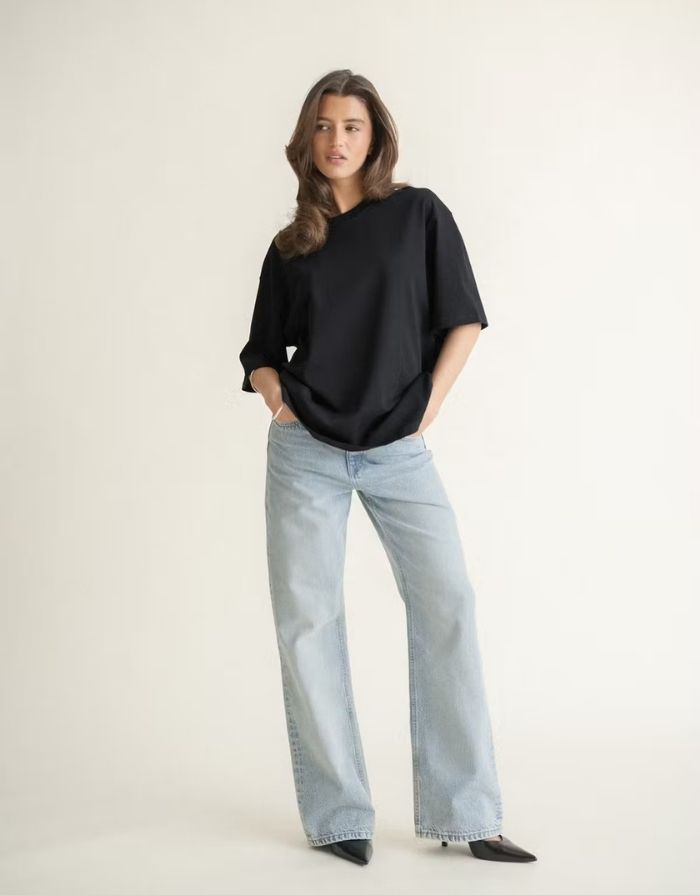 Schwarzes Oversize T-Shirt von Gina Tricot mit langer Passform, kurzen Ärmeln und Rundhalsausschnitt.
