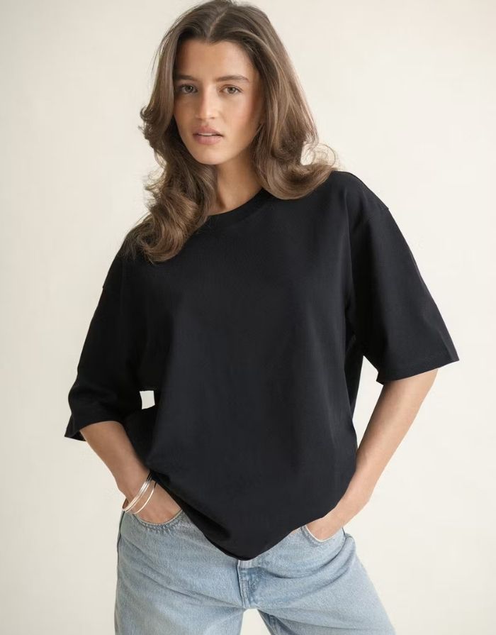 Schwarzes Oversize T-Shirt von Gina Tricot mit langer Passform, kurzen Ärmeln und Rundhalsausschnitt.
