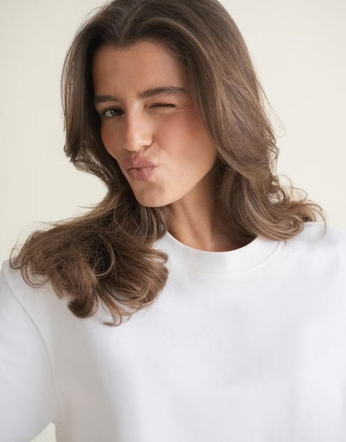 Weißes Oversize T-Shirt von Gina Tricot mit langer Passform, kurzen Ärmeln und Rundhalsausschnitt.
