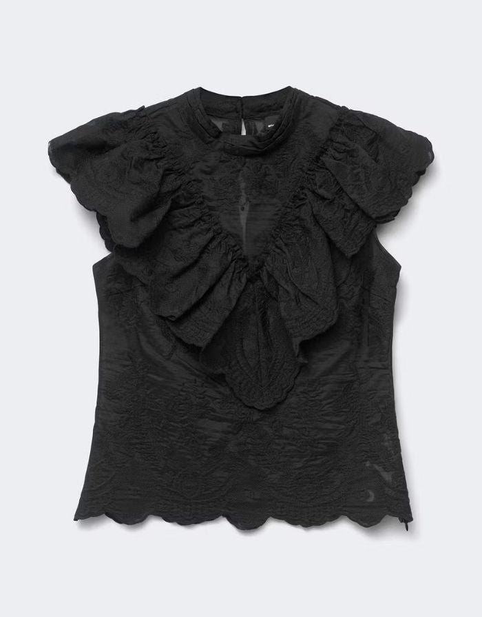 Schwarze ärmellose Frill Bluse von Gina Tricot mit hohem Kragen, Rüschen, Stickereien und figurbetonter Passform als Freisteller von vorne