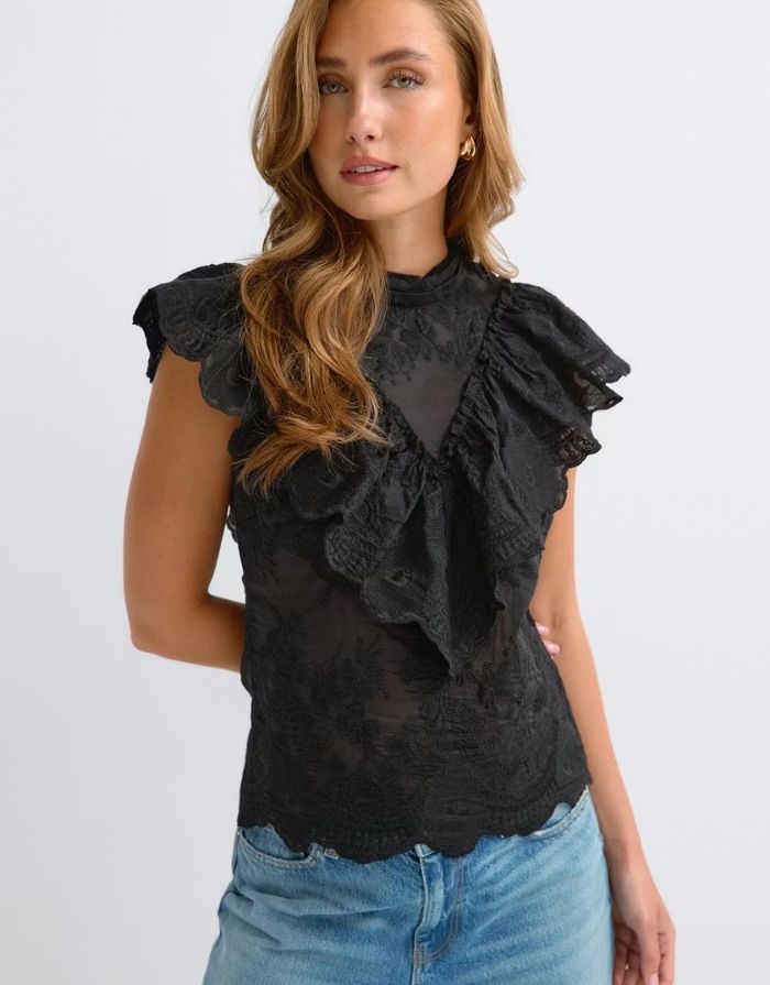 Schwarze ärmellose Frill Bluse von Gina Tricot mit hohem Kragen, Rüschen, Stickereien und figurbetonter Passform am Model von vorne