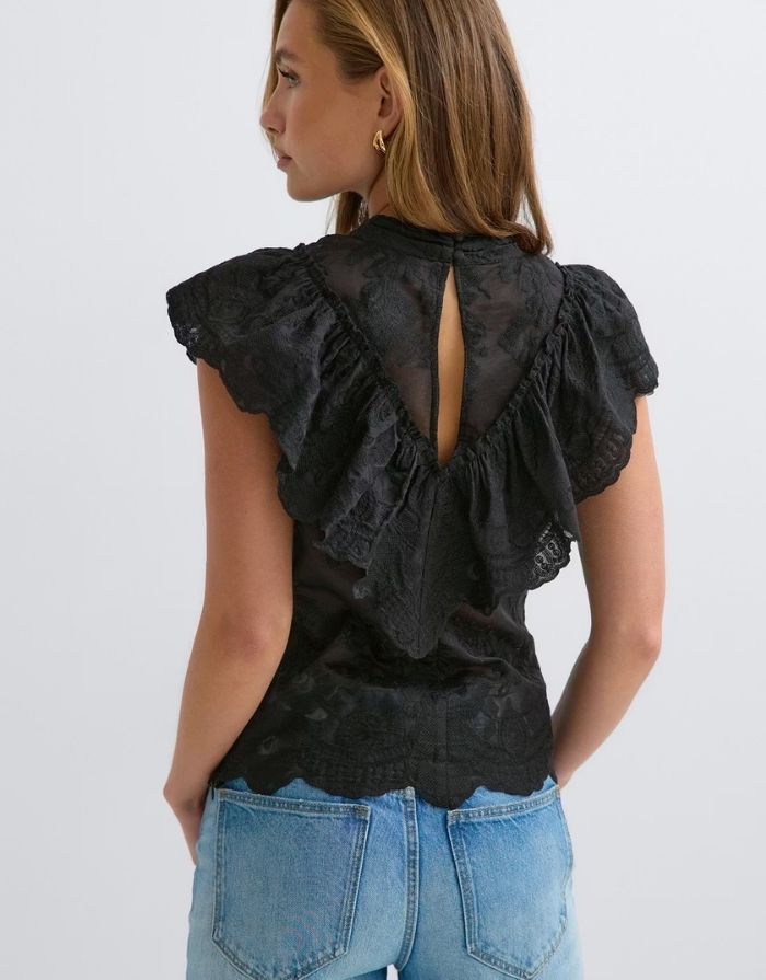 Schwarze ärmellose Frill Bluse von Gina Tricot mit hohem Kragen, Rüschen, Stickereien und figurbetonter Passform am Model von hinten