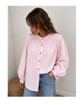 Bluse Karo Rose von MAËLYS PARIS mit Vichy-Karomuster, Rundhalsausschnitt und langen Ärmeln mit geknöpften Manschetten.