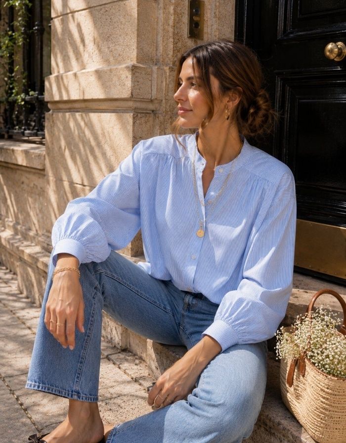 Gestreifte Bluse Striped Light Blue von MAËLYS PARIS mit Rundhalsausschnitt, Raffungen an den Schultern und langen Ärmeln.
