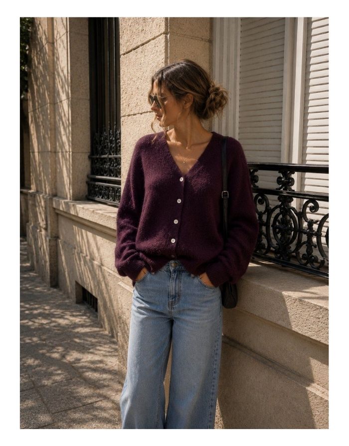 Kurzer Cardigan Plum von MAËLYS PARIS aus Babyalpaka mit Perlmuttknöpfen und weicher Strickqualität.