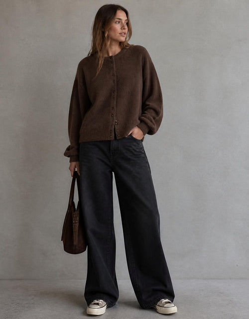 Brauner Cardigan Bondie Hope von MSCH Copenhagen in Hot Fudge mit Rundhalsausschnitt, Knopfleiste und langen Ballonärmeln.