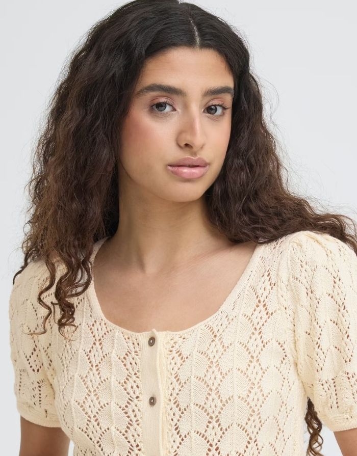ICHI Cardigan Ihdaffie Birch White aus Baumwolle mit Lochstrick, Knopfleiste und gewelltem Saum.