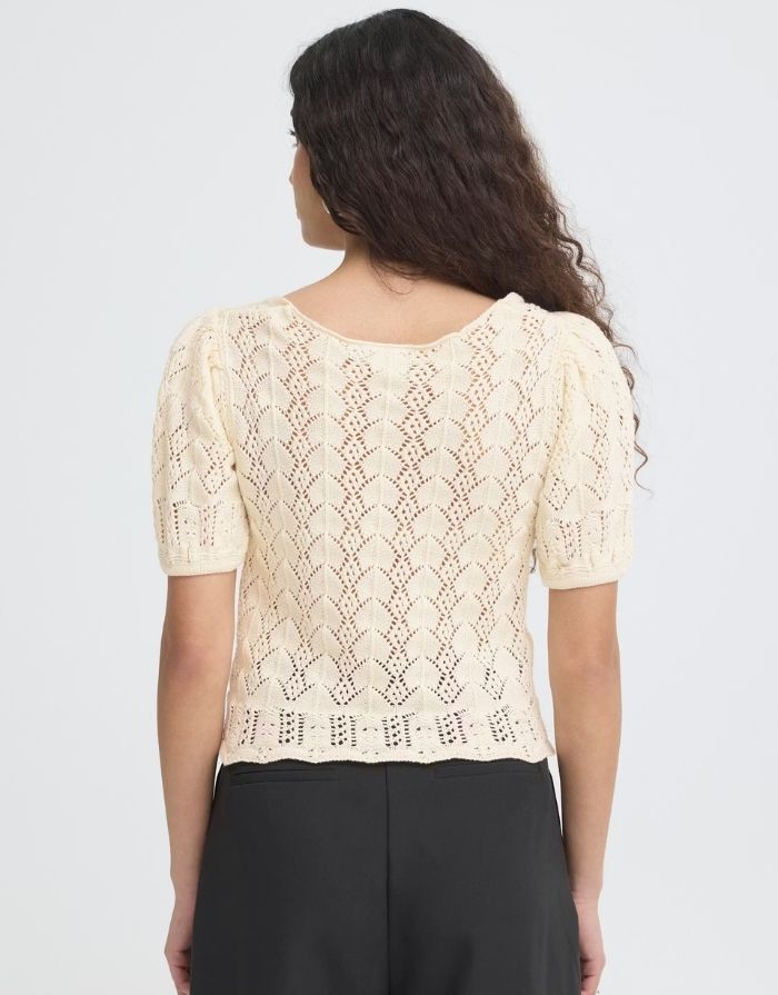 ICHI Cardigan Ihdaffie Birch White aus Baumwolle mit Lochstrick, Knopfleiste und gewelltem Saum.
