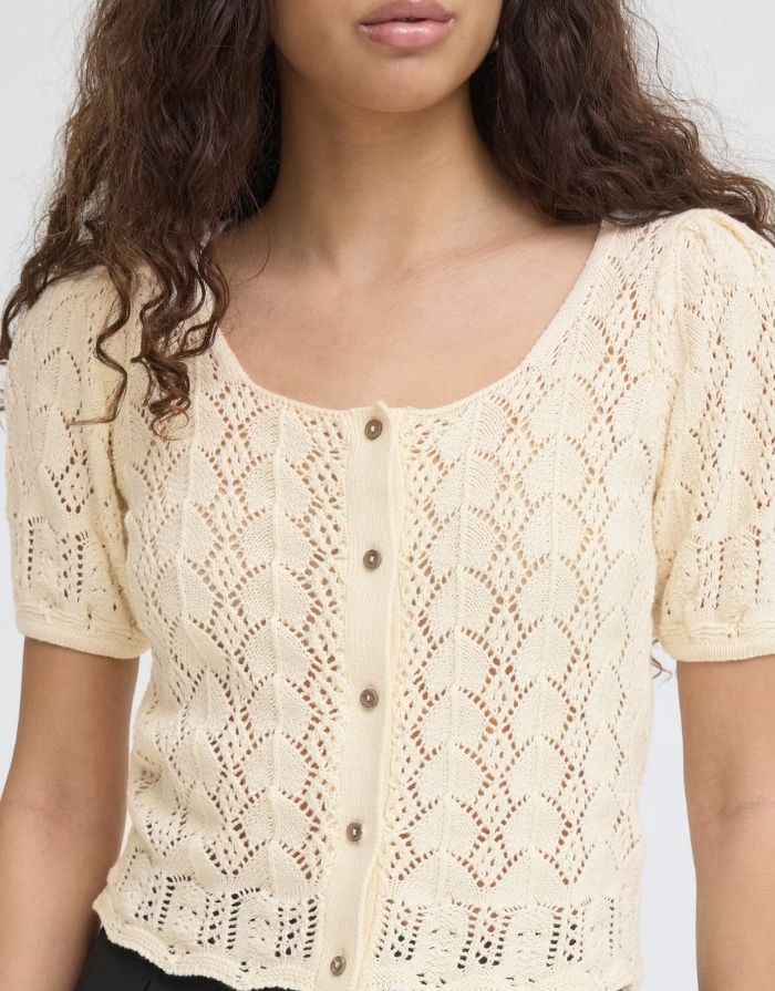 ICHI Cardigan Ihdaffie Birch White aus Baumwolle mit Lochstrick, Knopfleiste und gewelltem Saum.