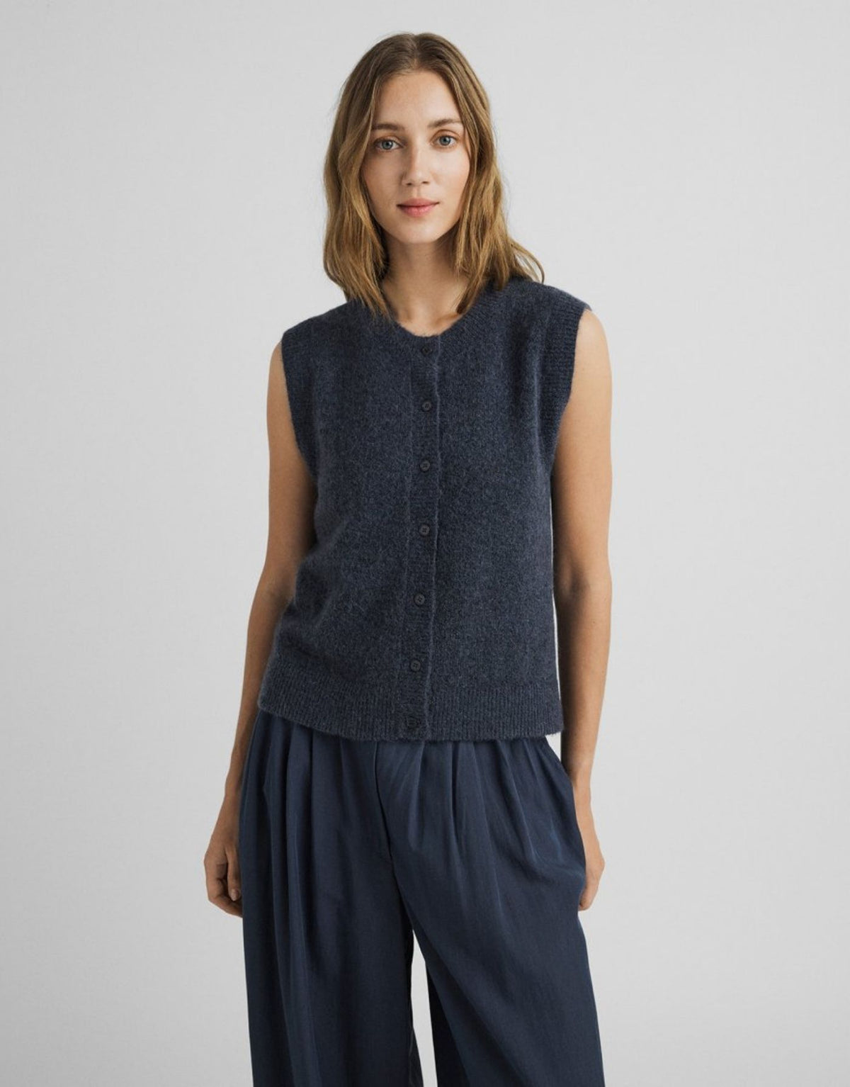 Blauer Kurzarm Cardigan Bondie Hope von MSCH Copenhagen in India Ink mit Rundhalsausschnitt, Knopfleiste und feinen Rippbündchen.