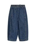 Denim-Culotte Manna Alena von MSCH Copenhagen in Mid Blue Wash mit weitem Bein, elastischem Bund und Bindeband von vorne.