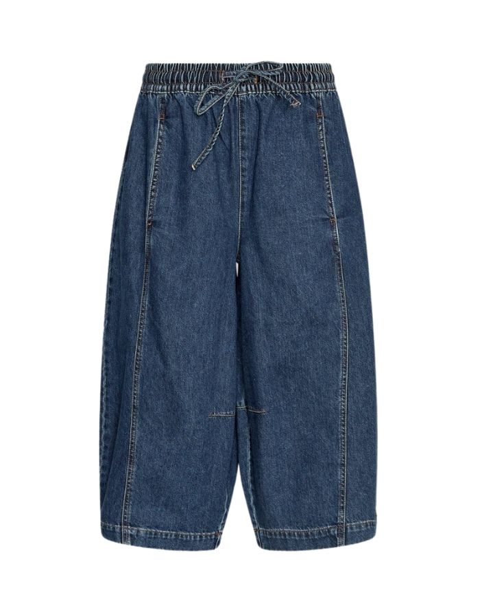 Denim-Culotte Manna Alena von MSCH Copenhagen in Mid Blue Wash mit weitem Bein, elastischem Bund und Bindeband von vorne.