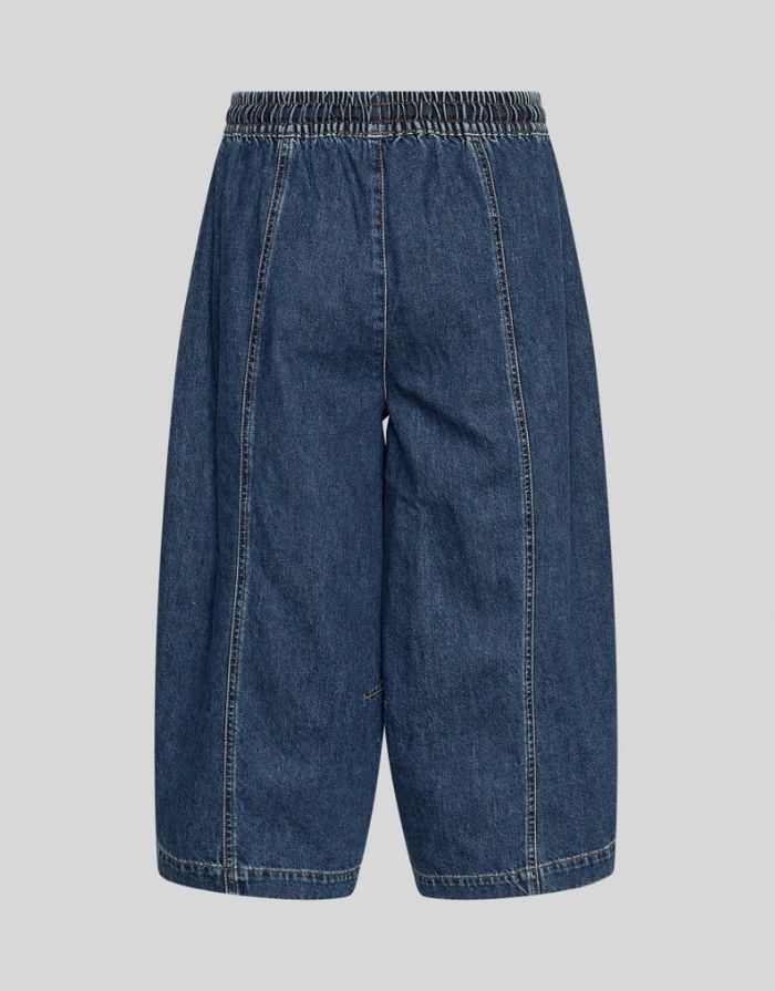 Denim-Culotte Manna Alena von MSCH Copenhagen in Mid Blue Wash mit weitem Bein, elastischem Bund und Bindeband von hinten.