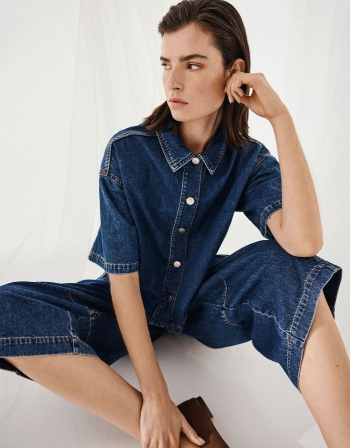 Denim-Culotte Manna Alena von MSCH Copenhagen in Mid Blue Wash mit weitem Bein, elastischem Bund und Bindeband.
