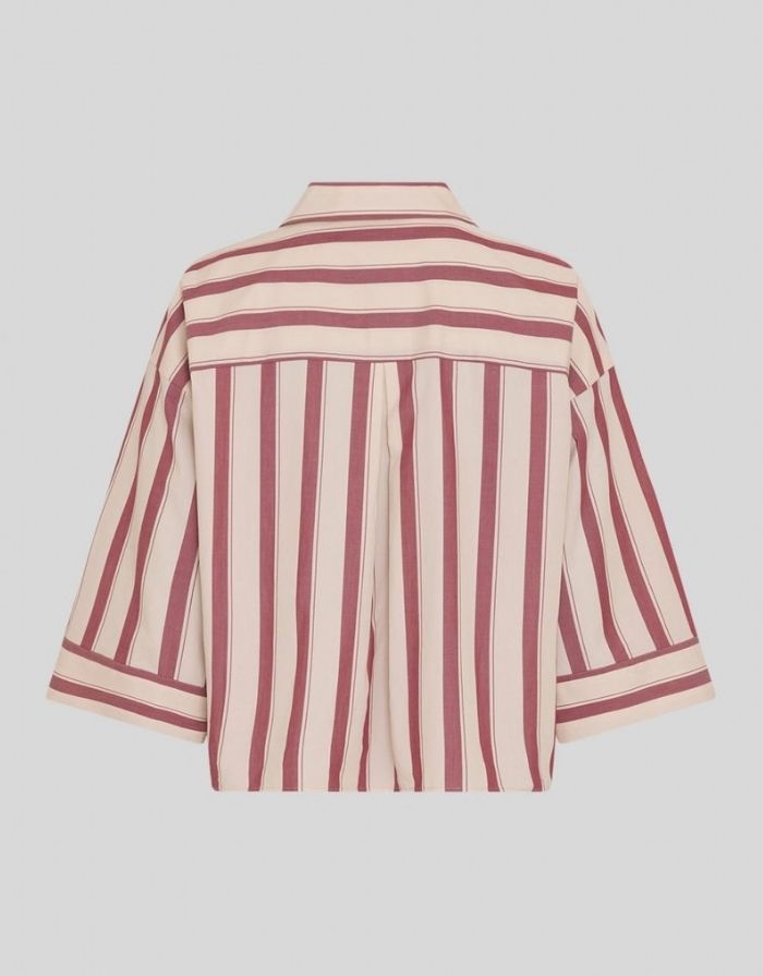 Rot-cremeweiß gestreifte Hemdbluse Susana Selmina von MSCH Copenhagen in Rhodode/Oatmeal mit 3/4-Ärmeln und klassischem Kragen.