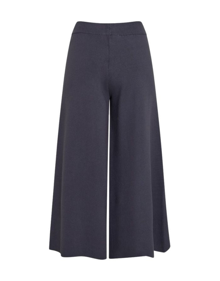 Blaue Arisha Thamira Highwaist Skirt Hose von MSCH Copenhagen mit weiter, rockähnlicher Silhouette, hohem elastischem Bund und weicher Feinstrickqualität als Freisteller von vorne