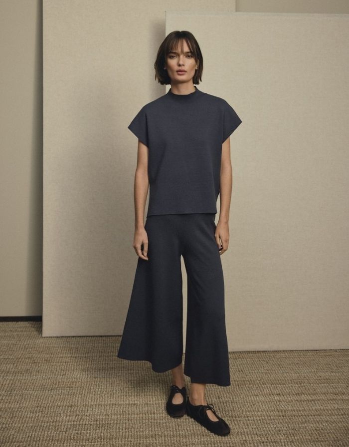 Blaue Arisha Thamira Highwaist Skirt Hose von MSCH Copenhagen mit weiter, rockähnlicher Silhouette, hohem elastischem Bund und weicher Feinstrickqualität am Model mit passendem Shirt