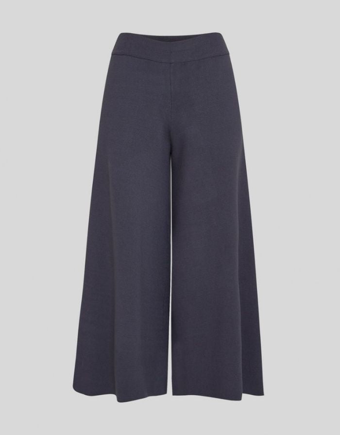 Blaue Arisha Thamira Highwaist Skirt Hose von MSCH Copenhagen mit weiter, rockähnlicher Silhouette, hohem elastischem Bund und weicher Feinstrickqualität als Freisteller von hinten