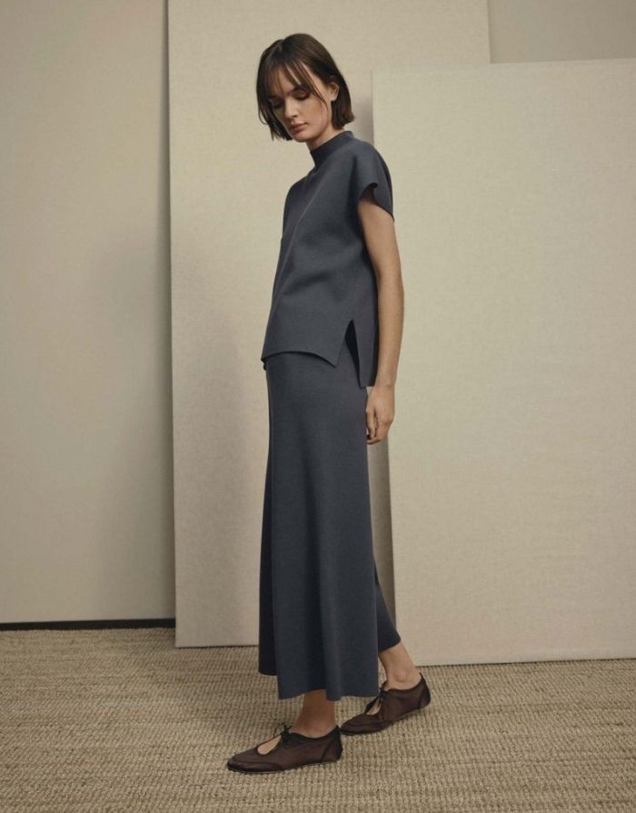 Blaue Arisha Thamira Highwaist Skirt Hose von MSCH Copenhagen mit weiter, rockähnlicher Silhouette, hohem elastischem Bund und weicher Feinstrickqualität am Model von der Seite