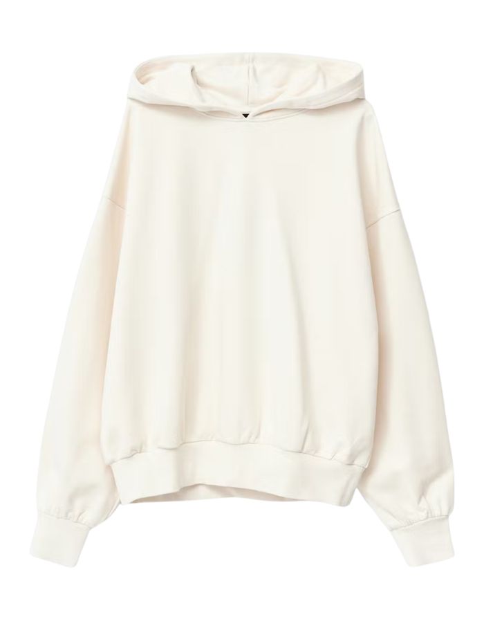 Off-White Hoodie von Gina Tricot mit lockerem Schnitt und Textprint auf dem Rücken.