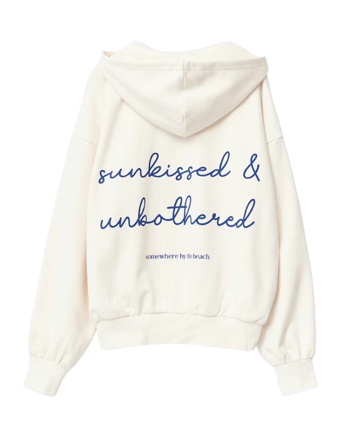 Off-White Hoodie von Gina Tricot mit lockerem Schnitt und Textprint auf dem Rücken von hinten