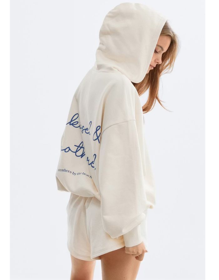 Off-White Hoodie von Gina Tricot mit lockerem Schnitt und Textprint auf dem Rücken.