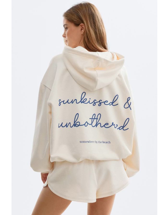 Off-White Hoodie von Gina Tricot mit lockerem Schnitt und Textprint auf dem Rücken.