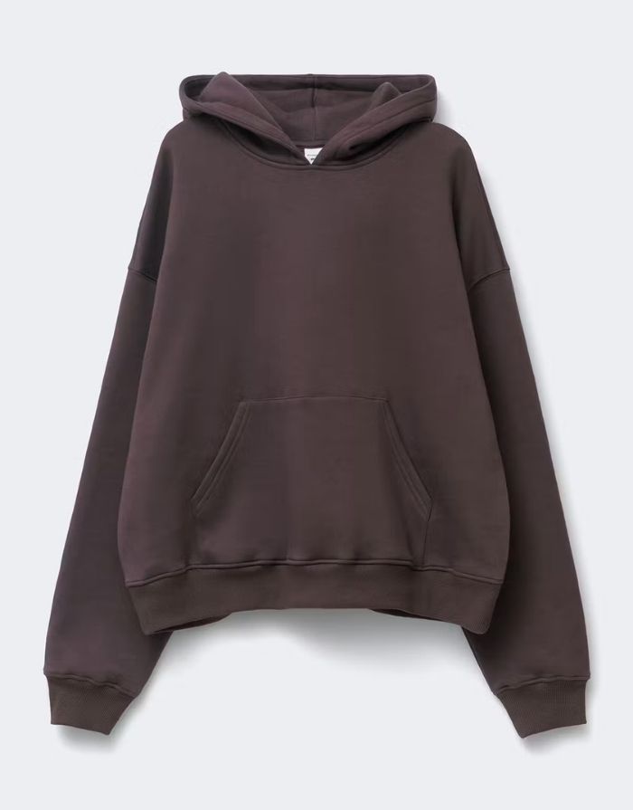Gina Tricot Iconic Hoodie in Chocolate Plum mit Oversize-Passform, Kängurutasche und gefütterter Kapuze als Freisteller von vorne