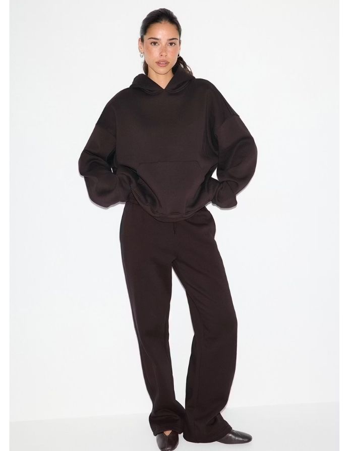 Gina Tricot Iconic Hoodie in Chocolate Plum mit Oversize-Passform, Kängurutasche und gefütterter Kapuze am Model