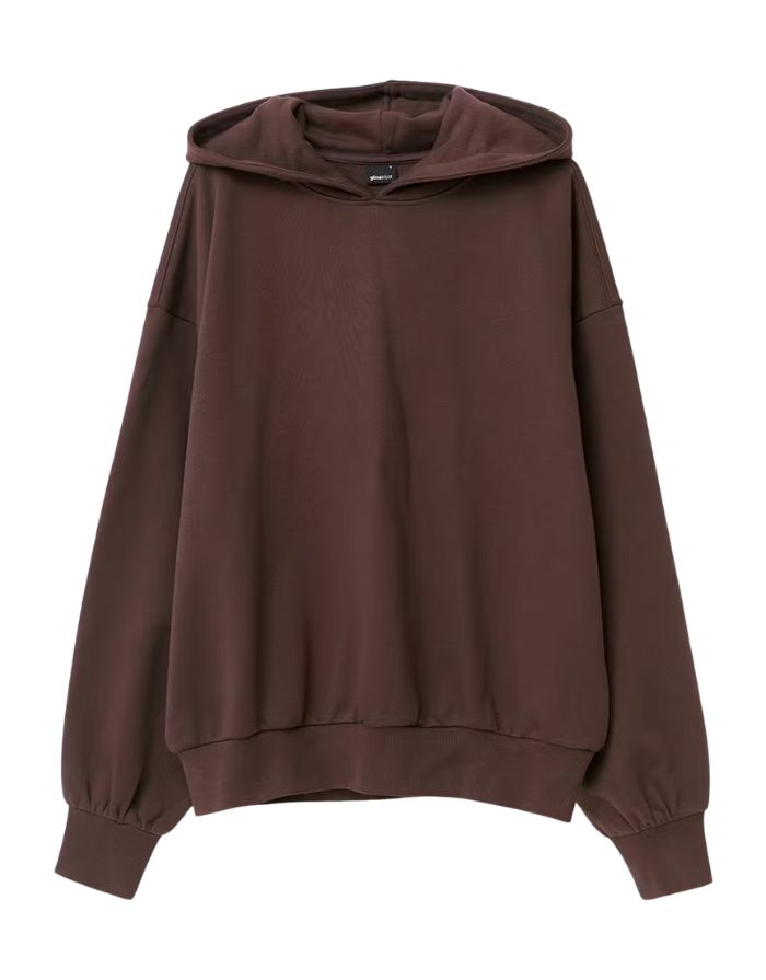 Brauner Hoodie von Gina Tricot mit lockerem Schnitt und Textprint auf dem Rücken.
