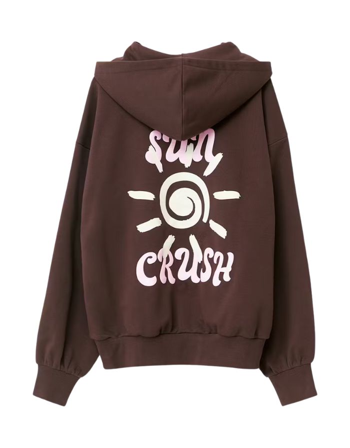 Brauner Hoodie von Gina Tricot mit lockerem Schnitt und Textprint auf dem Rücken.